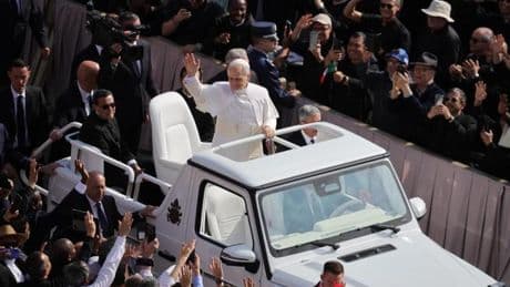 Leone XIV arriva a San Pietro sulla papamobile. I segreti della sua Mercedes elettrica