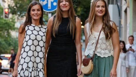 La reina Letizia acude al estreno de un documental con Leonor y Sofía
