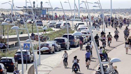 Files naar de kust zijn elke zomer vaste prik, waarom kan dat niet anders? ’Enorme investeringen niet rendabel’