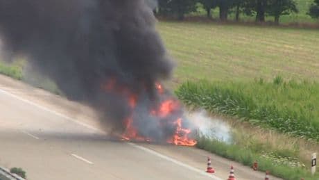 Auf A57 bei Kleve - Auto fängt plötzlich Feuer