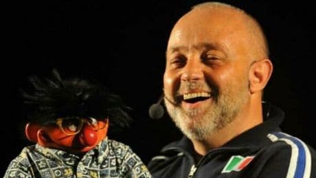 Pietro Ghislandi, morto l'attore che lavorò con Pieraccioni: aveva 68 anni. Negli anni '80 fu il ventriloquo del pupazzo Sergio