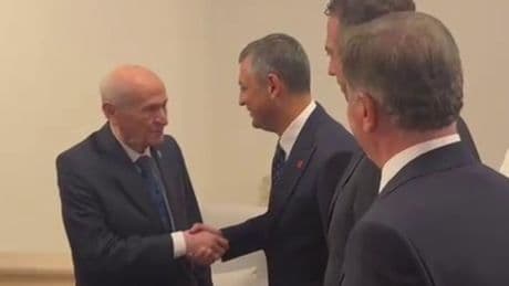 Özel ile Bahçeli tokalaştı