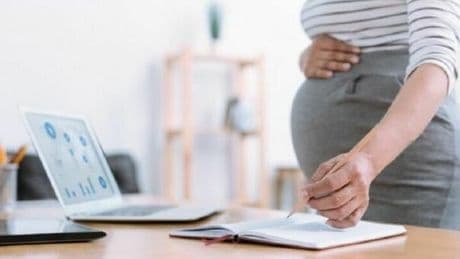 Bologna, dipendente incinta viene licenziata, la reintegrano e abortisce: l'azienda la caccia (di nuovo)