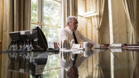 Retraites : François Bayrou joue son va-tout pour éviter la censure avec une prime pour les seniors, alors que le conclave touche à sa fin
