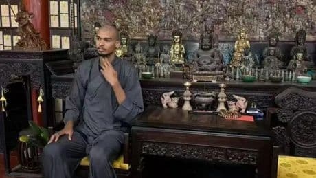 En retraite spirituelle dans un temple chinois avec les moines Shaolin, Victor Wembanyama s’est rasé le crâne