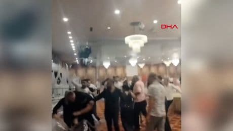 Adana'daki düğünde iki grup arasında kavga! O anlar kamerada