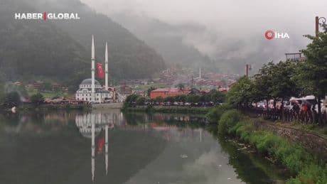 Sıcak hava Türkiye'yi kavururken, Uzungöl serinliğiyle nefes aldırıyor