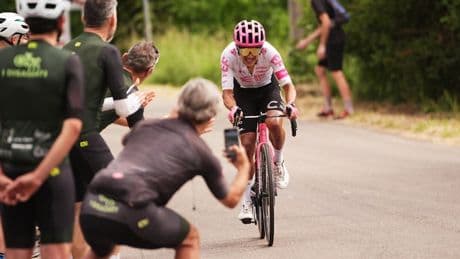 Carapaz domina l'11&ordf; tappa del Giro d'Italia, Del Toro resta maglia rosa