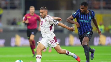Denzel Dumfries laat met Internazionale geen spaan heel van Torino en staat bovenaan in Serie A