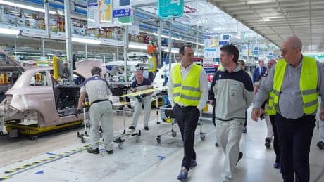 Stellantis, il nuovo ceo Filosa in visita a Mirafiori dove si produrrà la nuova 500 ibrida