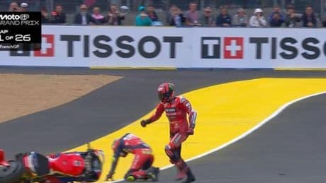 ¡Caos de salida de MotoGP en Le Mans y golpe al Mundial con Bagnaia al suelo!