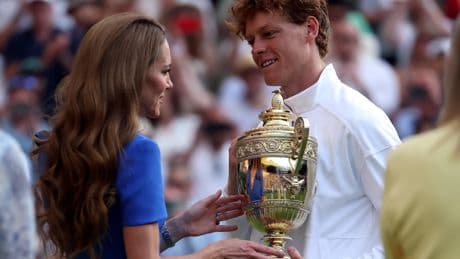 La principessa Kate Middleton premia Sinner dopo la vittoria a Wimbledon