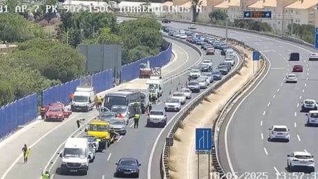 Al menos doce heridos tras la colisión de un camión y un bus en la AP-7 en Málaga