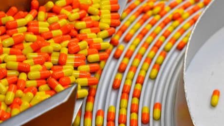 Pour faire des économies sur le remboursement, l'Assurance maladie propose de baisser encore les prix des médicaments (et les labos s'énervent)