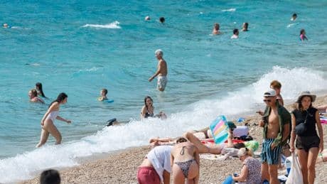 Polizei warnt Eltern - Männer filmen heimlich Kinder am Strand in Kroatien