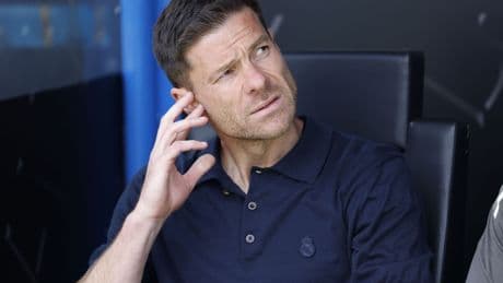 A contrapié y bajo sospecha: Xabi Alonso tiene a sus dos grandes enemigos en casa