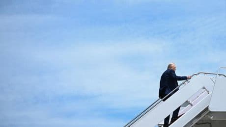 US-Überblick am Morgen: Asyl für Weiße Südafrikaner, Trump verbannt Reporter aus Air Force One