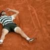 Carlos Alcaraz conserve son titre à Roland-Garros après avoir renversé Jannik Sinner au terme de la plus longue finale de l'histoire à Paris