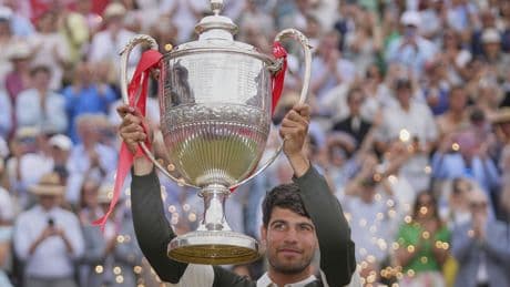 Carlos Alcaraz es el rey de Queen's por maravillas como este golpe
