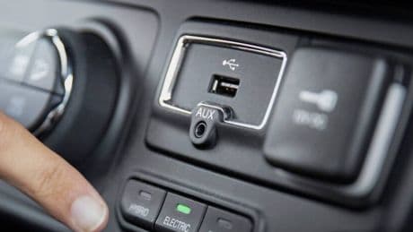 Todo lo que puedes hacer (y no lo sabías) con el puerto USB de tu coche