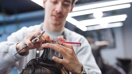 Neue Hygiene-Regel: Friseur verweigert Schnitt bei ungewaschenen Haaren