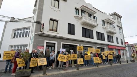 &#039;Canarias tiene un límite&#039;: miles de personas salen a la calle contra el actual modelo turístico