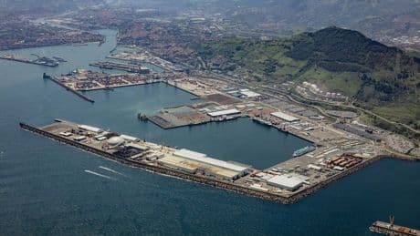 El Puerto de Bilbao impulsa su electrificación con cuatro plantas solares