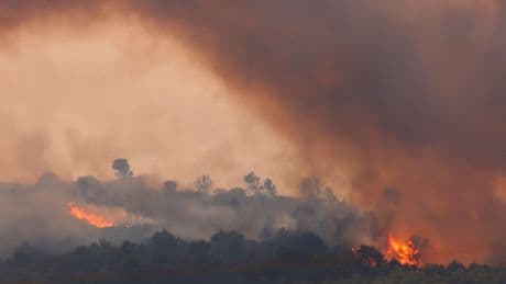 Grote natuurbrand in Zuid-Frankrijk blijft zich snel verspreiden, één dode
