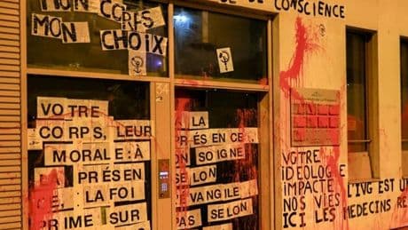 Des collectifs féministes lyonnais dégradent une maison médicale refusant de prescrire des contraceptifs
