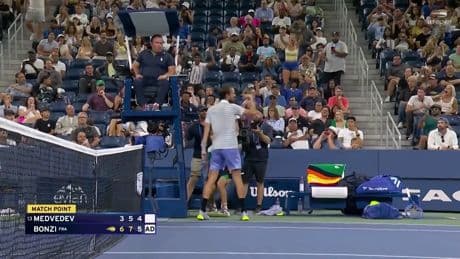 Sigue el drama de Medvedev: lío con un fotógrafo, el juez de silla, raqueta rota... y adiós al US Open a la primera