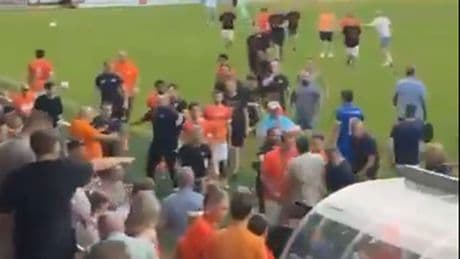 VIDEO: Promotiewedstrijd tussen WKE’16 en Surhusterfean draait uit op massale knokpartij