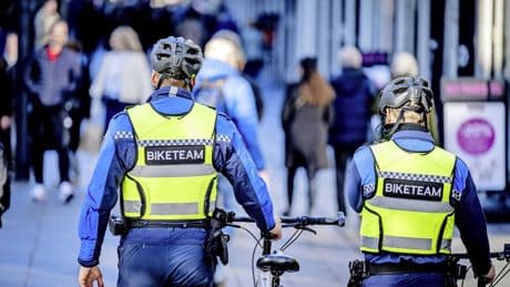 Bij landelijk verbod religieuze uitingen boa’s gaat Den Haag overstag: ’Ook wij moeten ons aan de wet houden’