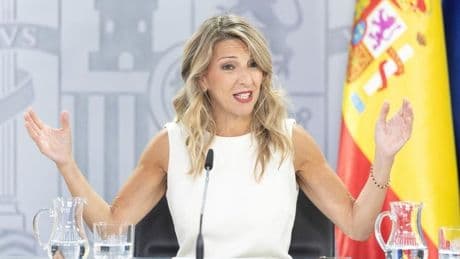 Yolanda Díaz respalda a Illa y acusa a las comunidades del PP de «dumping fiscal»