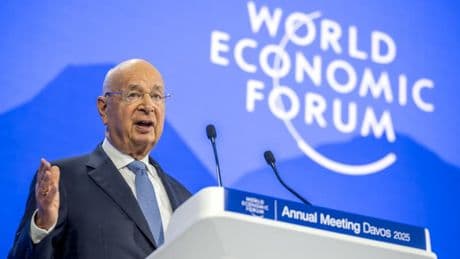 A 87 ans, le fondateur du forum de Davos démissionne et est remplacé par l'ancien patron de Nestlé