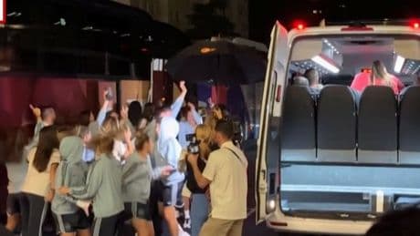 „So eine Demütigung hätte man unter Männern nicht hinnehmen können“ – Spanierinnen tanzen neben dem DFB-Bus