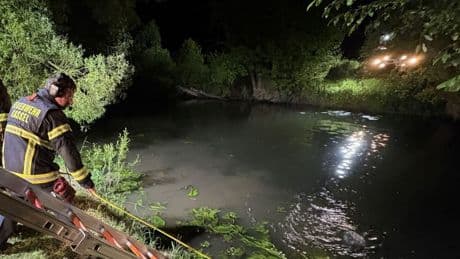 Taucher findet seine Leiche - Mann (75) stürzt in Fluss und ertrinkt