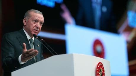 Erdogan asegura a Putin que Turquía está lista para albergar negociaciones de paz