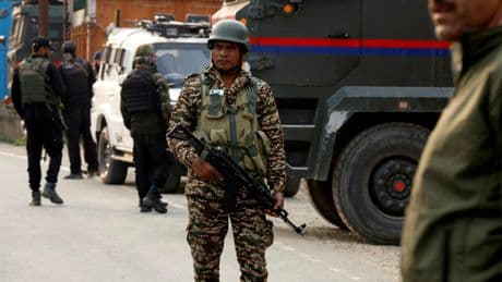 «Retenue militaire», «désescalade», «guerre totale»... Le monde tente de raisonner l'Inde et le Pakistan