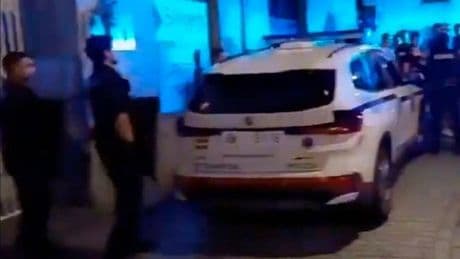 Así fue el ataque a la Ertzaintza en Azpeitia: agentes por el suelo y robo de esposas y walkies