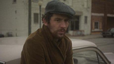 Cannes 2025 : dans « The Mastermind », Kelly Reichardt revisite le film de braquage, sans bruit ni sirène