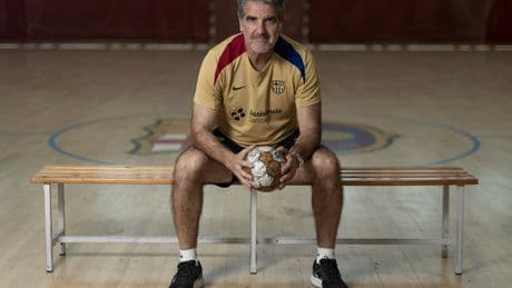 Carlos Ortega, entrenador del Barcelona de balonmano: “Muchas veces, no me queda otra que mirar hacia otro lado”