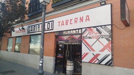 El regreso de la taberna de Pablo Iglesias en Lavapiés: abre un Garibaldi "más grande" y "más bolivariano" con terraza
