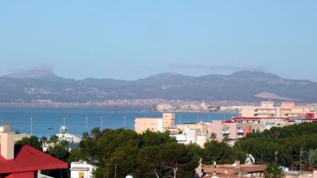 Detenido un turista por irrumpir en la habitación de hotel de una mujer y tocarla mientras dormía