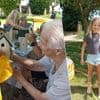 Oma- en opakamp in Dessel brengt jong en oud samen met wortelpuree, voorleesboeken en waterspellen: “Maar vroeger was het anders hoor”