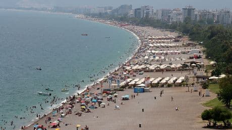 YKS'den çıkan üniversite adayları, Konyaaltı Sahili'ne akın etti