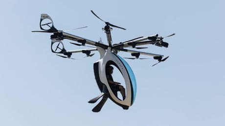 Im futuristischen Airscooter - Raketenmann Zapata stürzt in den Ärmelkanal!