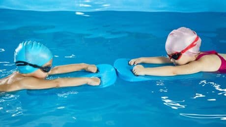 Eltern-Kolumne „Schlaflos“: Mit der Dreijährigen im Schwimmkurs
