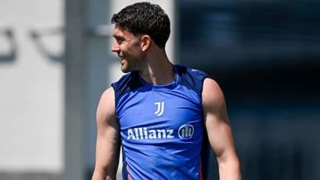 <p>Vlahovic salta il riposo, Comolli non vola con la Juve: si rischia la beffa</p>