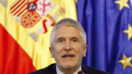 Marlaska se activa tras días bajo el fuego y otras cuatro crisis con medio perfil