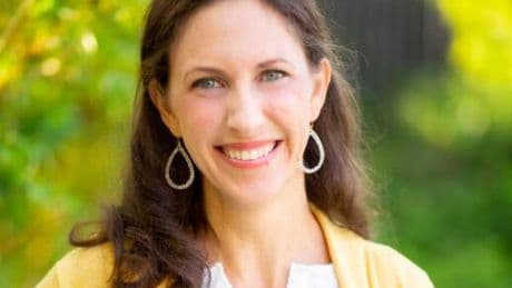 Lauren Manaker, experta en nutrición, sobre la comida rápida: "Se trata de disfrutarlos como gustos ocasionales y de centrarse en alimentos ricos en nutrientes como frutas o verduras"